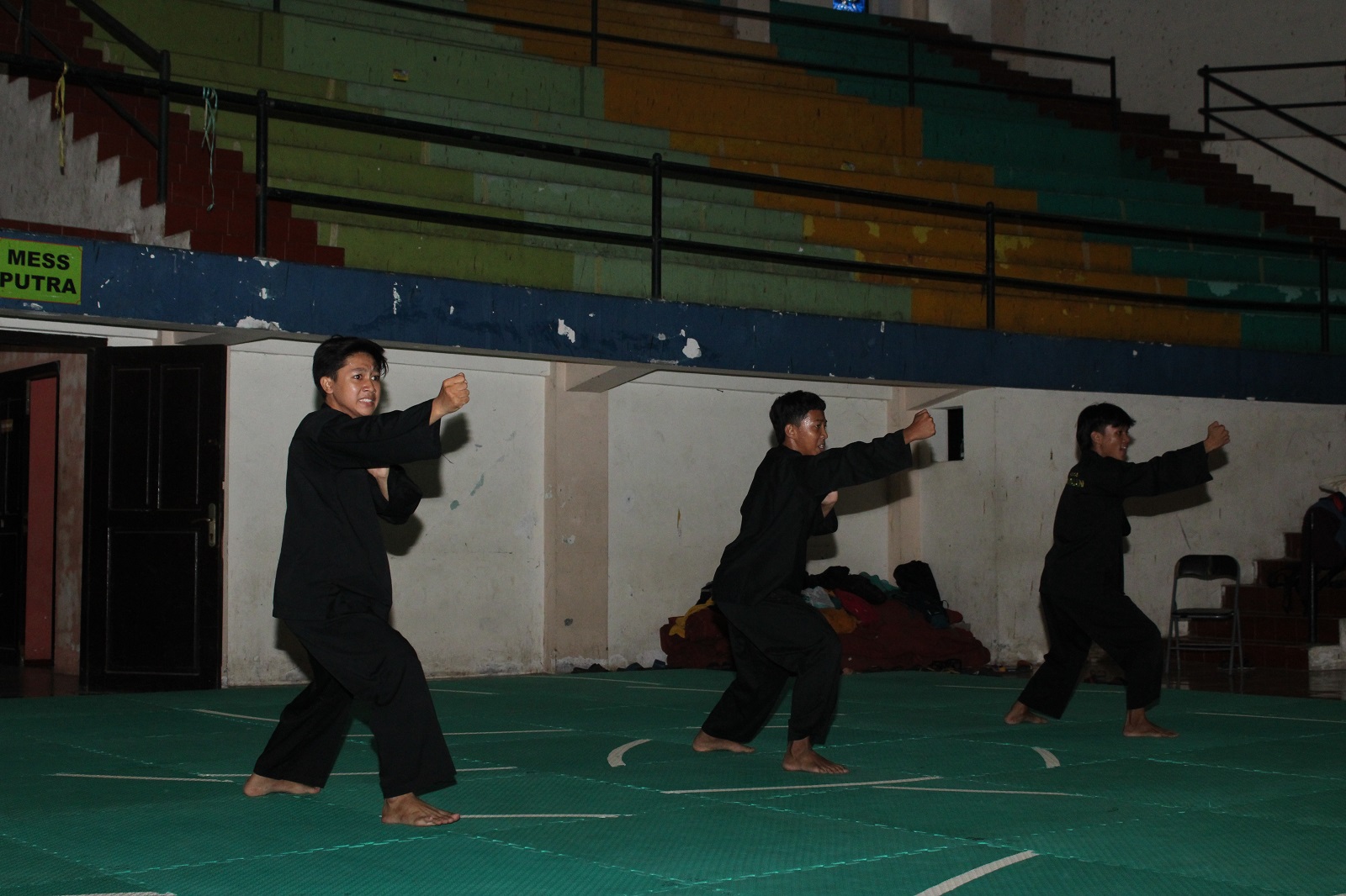 SEMANGAT: Sejumlah atlet IPSI Bangkalan berlatih di GOR Saka beberapa waktu lalu. (VIVIN AGUSTIN HARTONO/JPRM)