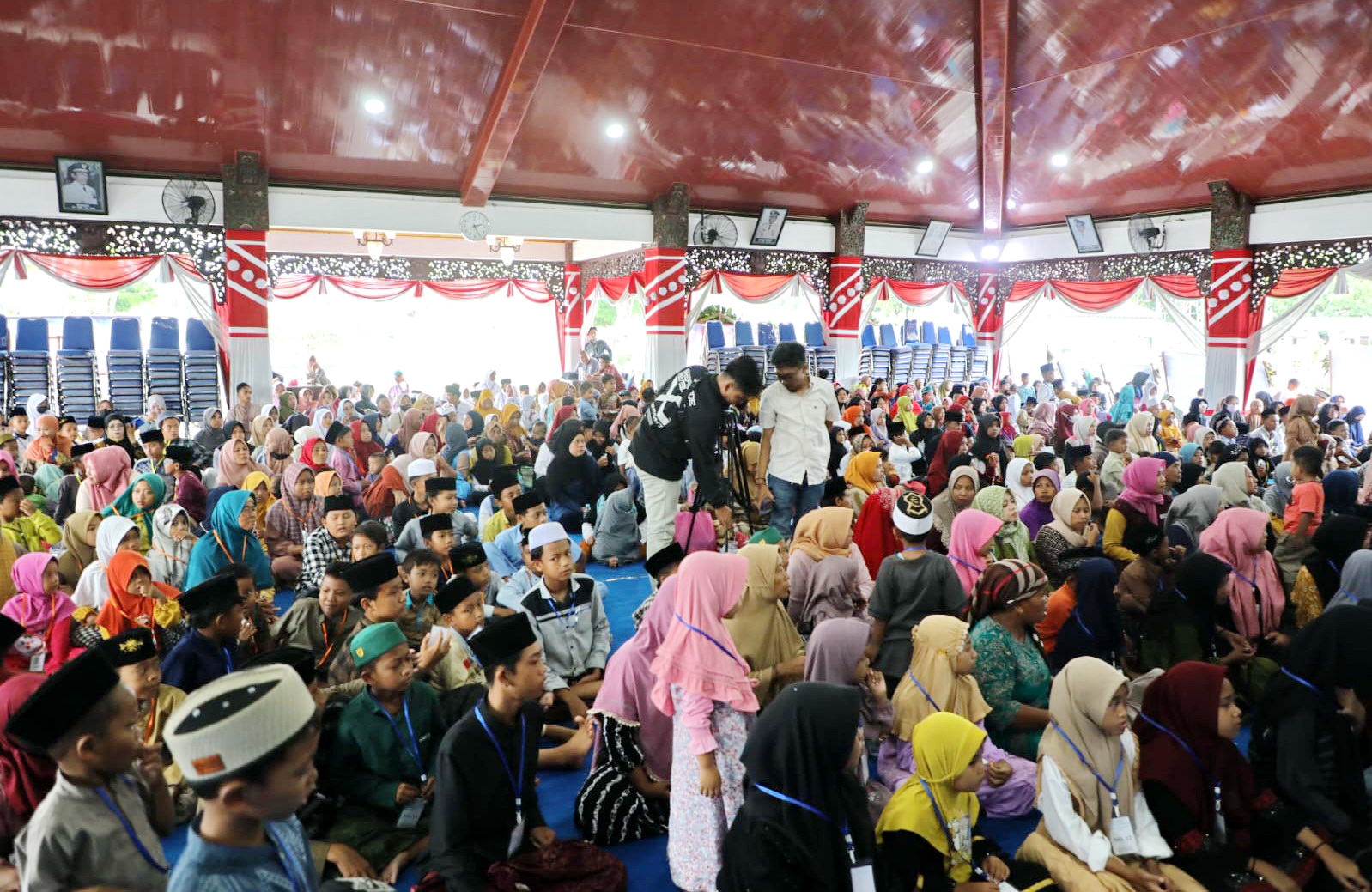 SASARAN BANTUAN:  Ratusan anak yatim berkumpul saat penyaluran bantuan tahap pertama di Pendopo Trunojoyo Sampang, Minggu (28/1). (PROKOPIM UNTUK JPRM)