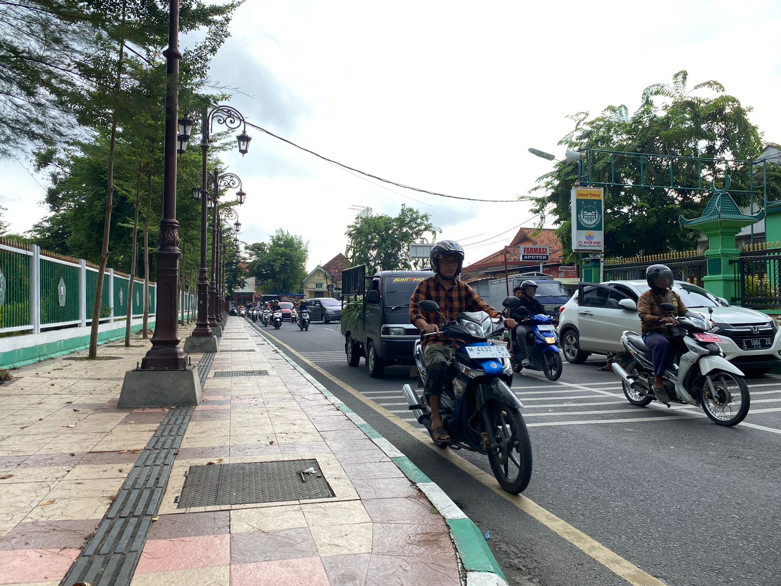 LANCAR: Pengendara melintas di Jalan Masegit, Kabupaten Pamekasan, Jumat (2/2). (MOH. JUNAIDI/JPRM)