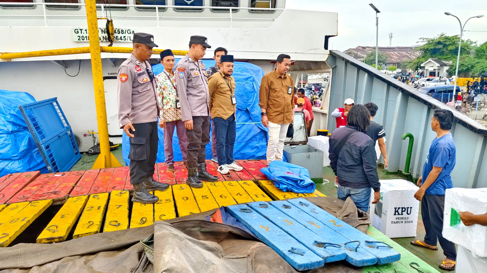 DIKAWAL: KPU Provinsi Jatim dan KPU Sumenep serta pihak kepolisian memantau proses distribusi logistik ke Kecamatan Masalembu di Pelindo III Kalianget, Sabtu (3/2).