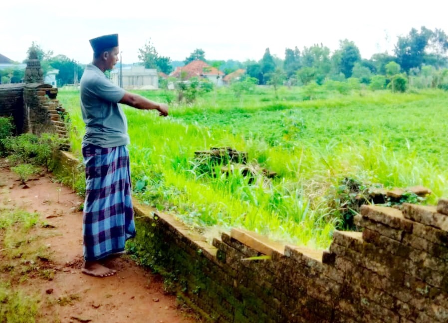 REHABILITASI DISBUDPAR TUNTAS: Warga menunjukkan pagar yang roboh di Desa Makam Agung, Kecamatan Arosbaya, Bangkalan, beberapa waktu lalu.