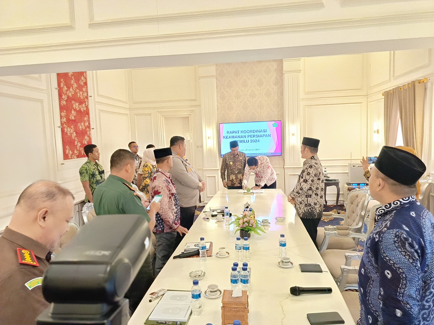 RESMI: Ketua Bawaslu Pamekasan Sukma Umbara Tirta Firdaus (tiga dari kanan) menandatangani NPHD bersama Pj Bupati Pamekasan Masrukin, Senin (29/1). (BAWASLU UNTUK JPRM)