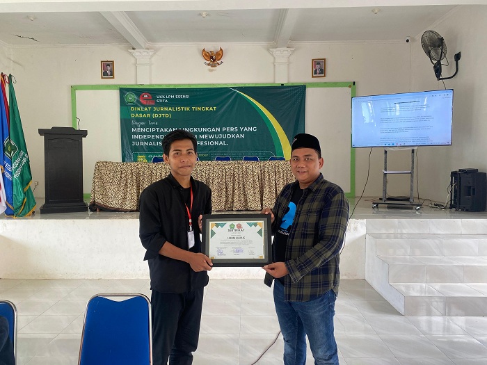 Sekretaris UKK LPM Esensi STITA Sumenep Moh. Tohari (kiri) menyerahkan sertifikat narasumber kepada Pemred JPRM Lukman Hakim AG setelah pelatihan jurnalistik di auditorium STITA Sumenep, Minggu (4/2).
