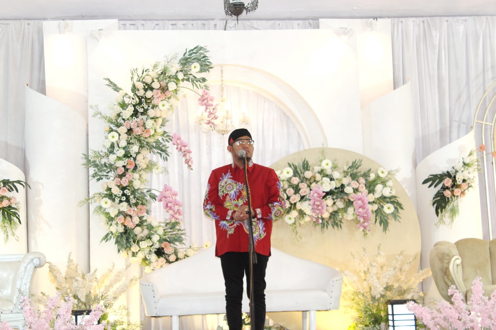 BERWIBAWA: Bupati Sumenep Achmad Fauzi Wongsojudo menyampaikan sambutan dalam kegiatan Kalender Event 2024 di Pendopo Keraton Sumenep kemarin. (MOHAMMAD ERWIN MAULIDIN M/JPRM)