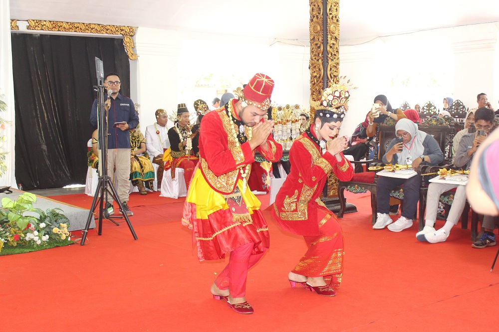 TRADISI KERATON: Peserta festival menampilkan baju adat Pengantin Kapotren khas Sumenep dalam Kalender Event 2024 di Pendopo Keraton Sumenep, Minggu (4/2).