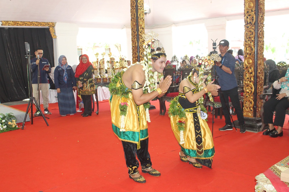 KEARIFAN LOKAL: Peserta festival menampilkan baju adat Pengantin Legha khas Sumenep dalam Kalender Event 2024 di Pendopo Keraton Sumenep, Minggu (4/2).