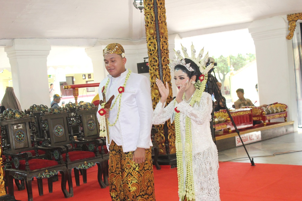 PENGANTIN KERATON: Peserta festival menampilkan baju adat Pengantin Lilin khas Sumenep dalam Kalender Event 2024 di Pendopo Keraton Sumenep, Minggu (4/2).