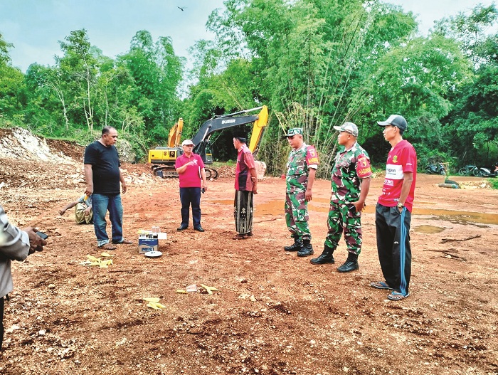 BERHENTI BEROPERASI: Forkopimka Saronggi mengecek lokasi tambang galian C di Dusun Cemanis, Desa Langsar, Kecamatan Saronggi, Sumenep, Sabtu (3/2). (PEMERINTAH KECAMATAN SARONGGI UNTUK JPRM)