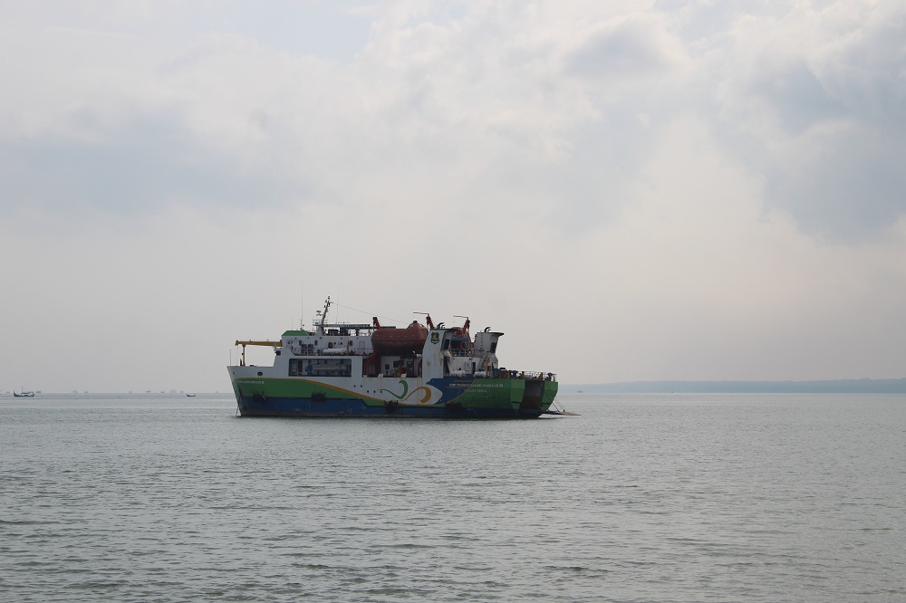DALAM PERAWATAN: KMP DBS III milik PT Sumekar Line berada di perairan Kecamatan Kalianget, Sumenep, Rabu (10/1). (MOH. IQBAL/JPRM)