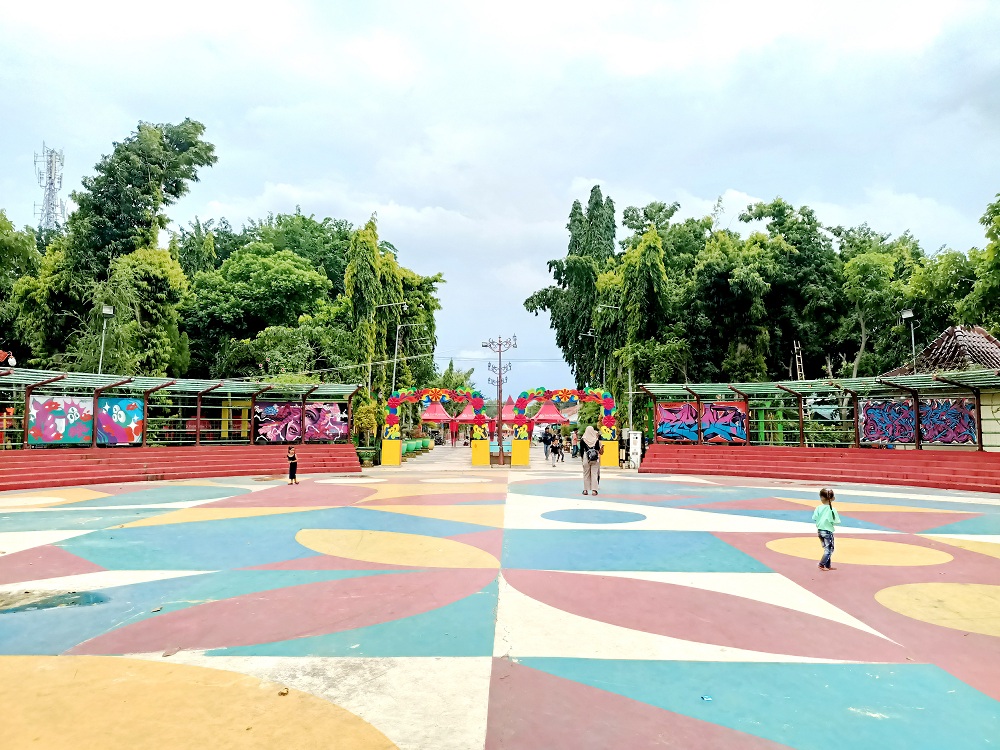 SEPI: Warga sedang beraktivitas di Taman Bunga Pottre Koneng, Kelurahan Pajagalan, Kecamatan Kota Sumenep, Minggu (4/2). (MOH. IQBAL/JPRM)