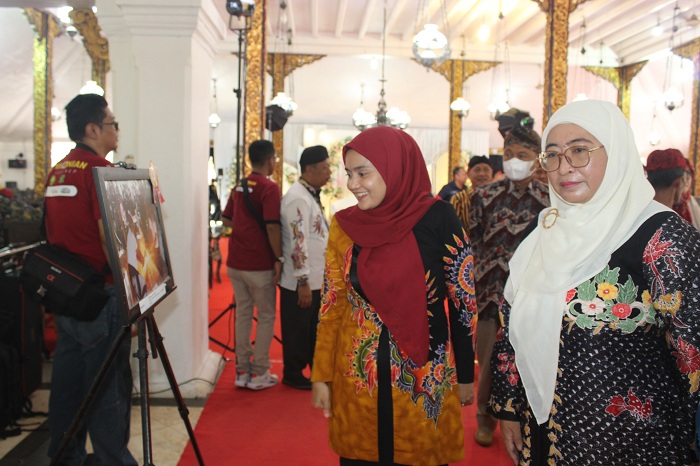 ESTETIK: Wabup Dewi Khalifah (kanan) didampingi Ketua TP PKK Sumenep Nia Kurnia Fauzi melihat karya foto peserta Wonderful Sumenep di Pendopo Agung Keraton, Minggu (4/2).