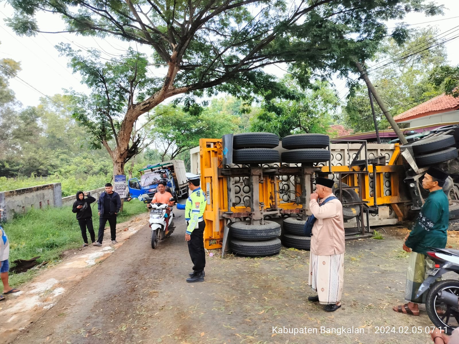 MACET TOTAL: Anggota Satlantas Polres Bangkalan mengatur arus lalin di Jalan Raya Kranggan, Kecamatan Galis, Senin (5/2). (SATLANTAS UNTUK JPRM)