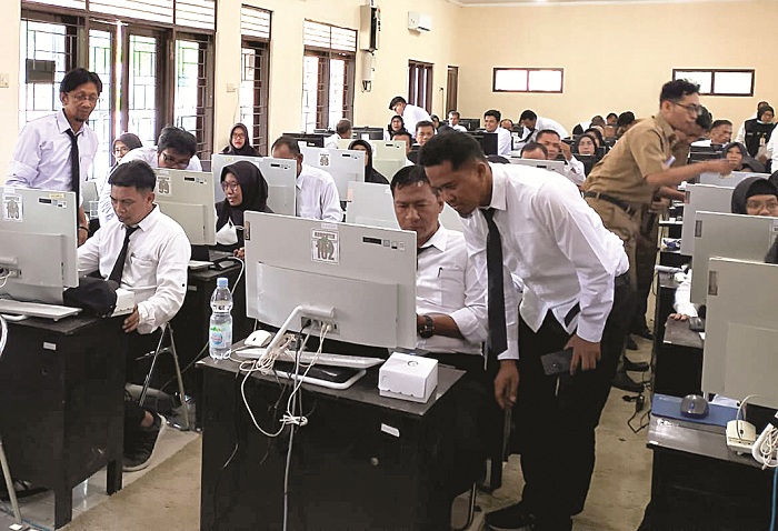 PENUH SEMANGAT: Calon ASN mengikuti asistensi orientasi PPPK di kantor BKPSDM Pamekasan Senin (5/2). (UBAIDILLAHIR RA&rsquo;IE/JPRM)