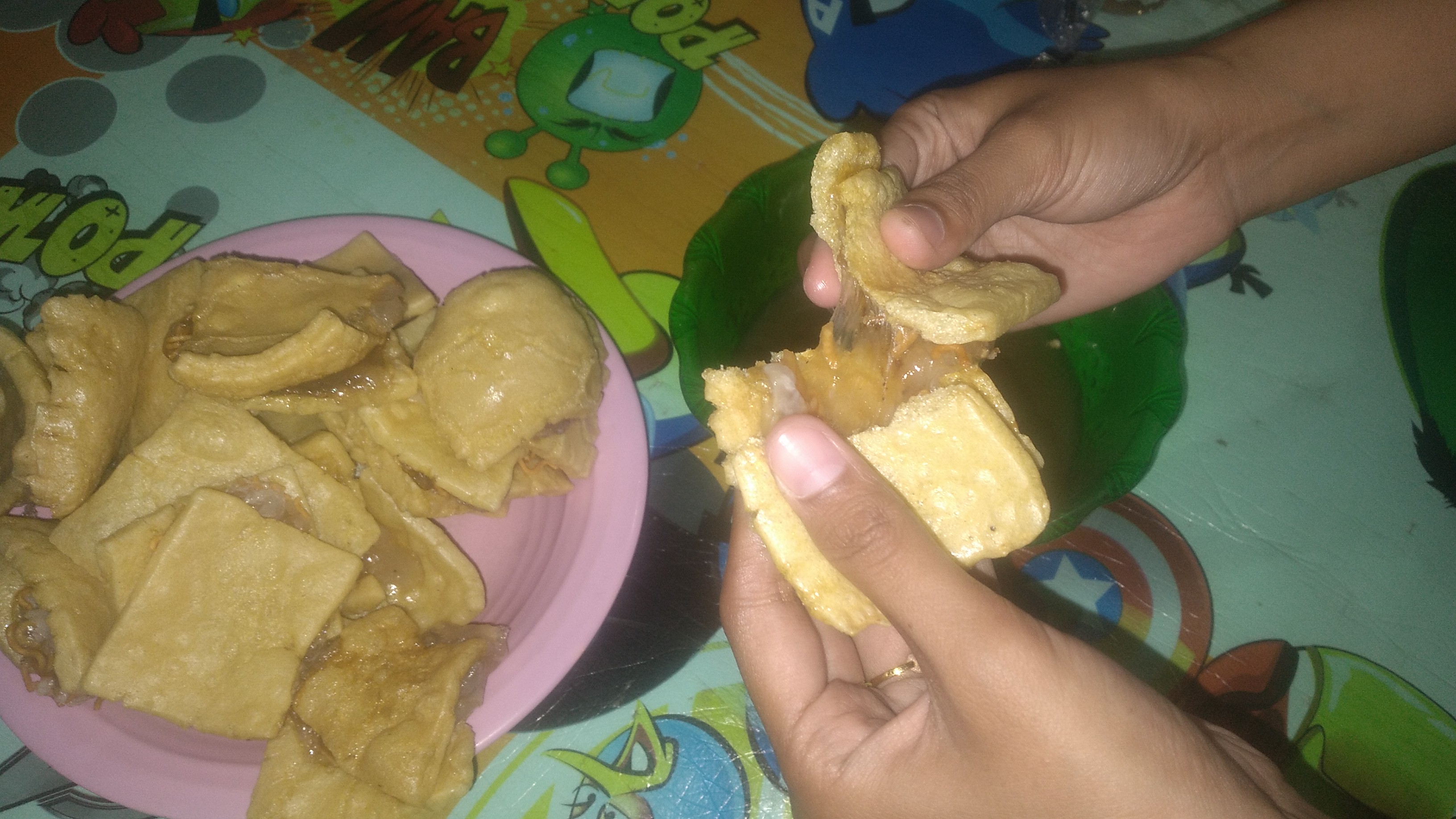 Penampakan Karopok Lecak Cemilan Khas Sumenep Madura ketika Hendak Disantap