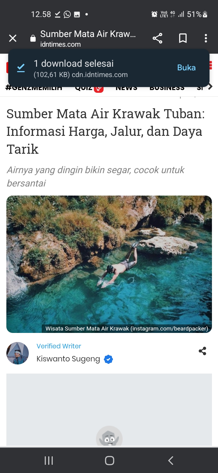Seorang wisatawan ketika berenang di Sumber Mata Air Krawat yang Jernih