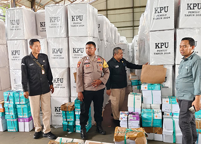 TURUN LANGSUNG: Koordinator Divisi Perencanaan dan Logistik KPU Jatim Miftahur Rozak (kanan) memantau logistik pemilu Sampang di GOR Indoor Sampang. (KPU FOR JPRM)