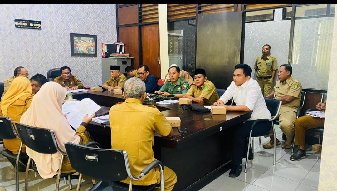 SERIUS: Tim TP3 Sumenep melaksanakan rapat internal untuk membahas masalah tambang galian C ilegal Desa Langsar, Kecamatan Saronggi, di kantor Pemkab Sumenep, Senin (5/2). (ISTIMEWA)  &nbsp;