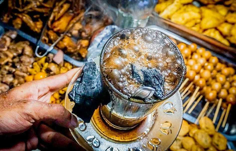 Kopi Arang Yogyakarta, cara unik menikmati kopi dengan aroma yang khas menjadikan Kopi Arang sebagai minuman dengan cita rasa tinggi. (IDN Times)