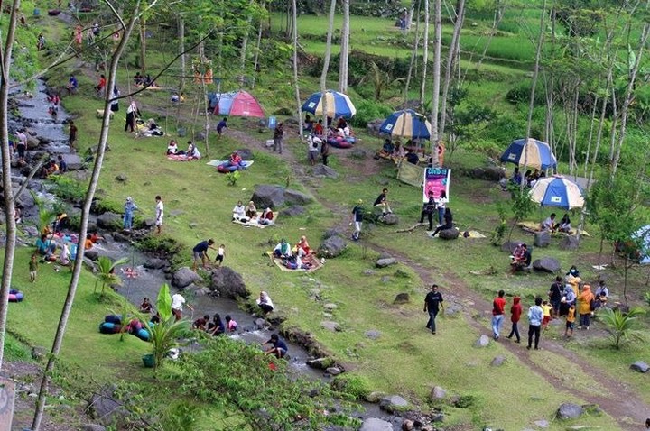 Pengunjung menikmati wisata alam di Ledok Sambi