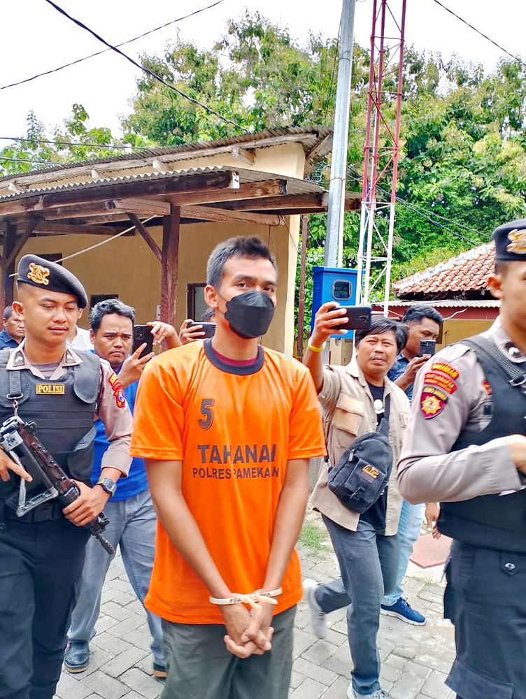 DIBORGOL: Jumairi alias Cong Arye digiring petugas dalam ungkap kasus dugaan tindak pidana pornografi di Mapolres Pamekasan, Selasa (6/2). (UBAIDILLAHIR RA&rsquo;IE/JPRM)