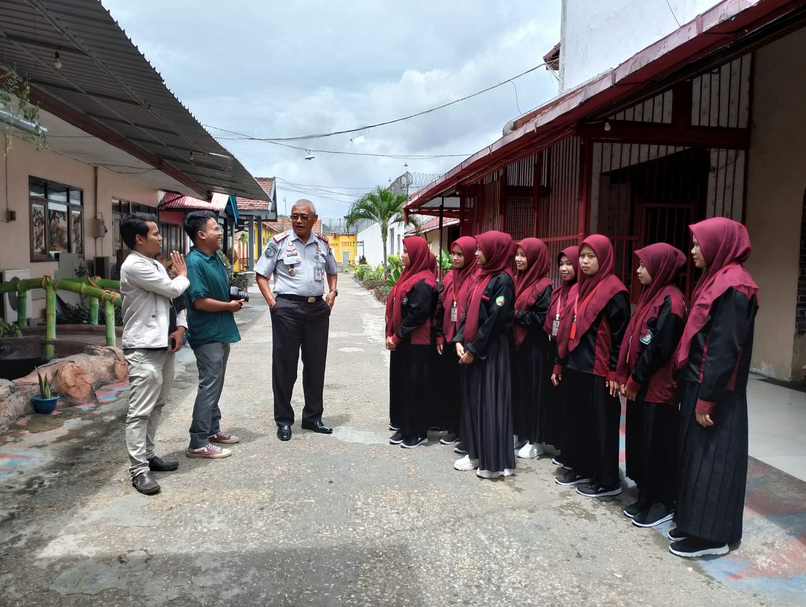 EDUKASI: Waka JPRM Biro Pamekasan Moh. Ali Muhsin dan Kepala Lapas Kelas II-A Pamekasan Seno Utomo bersama siswa SMK As-Salafiyah Sumber Duko, Kecamatan Pakong, dan mahasiswa UIM. (UBAIDILLAHIR RAIE)
