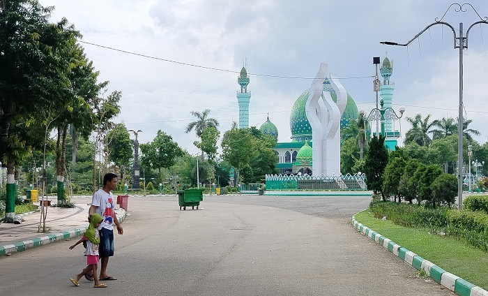 SANTAI: Seorang bapak menuntun anaknya di sekitar taman Monumen Arek Lancor Senin (6/2). (LAILIYATUN NURIYAH/JPRM)