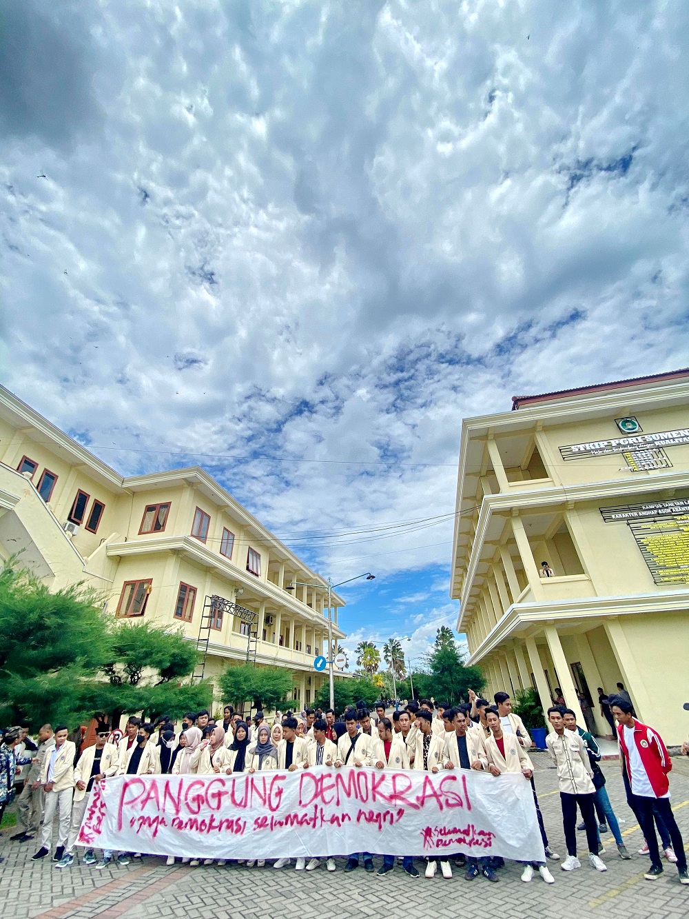 MENGAWAL DEMOKRASI: Civitas academica dan mahasiswa STKIP PGRI Sumenep menyampaikan pernyataan sikap untuk merespons karut-marut dinamika politik nasional, Selasa (6/2). (STKIP PGRI SUMENEP UNTUK JPRM