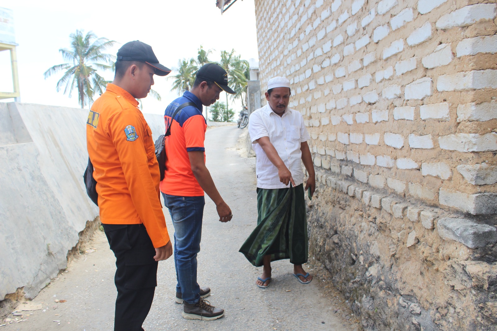 SIAGA: Tim BPBD Sumenep berbincang dengan warga Dusun Tengah, Desa Moncek Tengah, Kecamatan Lenteng, Senin (14/8/2023). (MOH. IQBAL/JPRM)