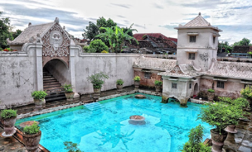 Taman Sari Yogyakarta menawarkan pengalaman unik bagi pengunjung dengan kombinasi arsitektur yang menawan, sejarah yang kaya, dan suasana yang tenang. (visit-jogja.com)