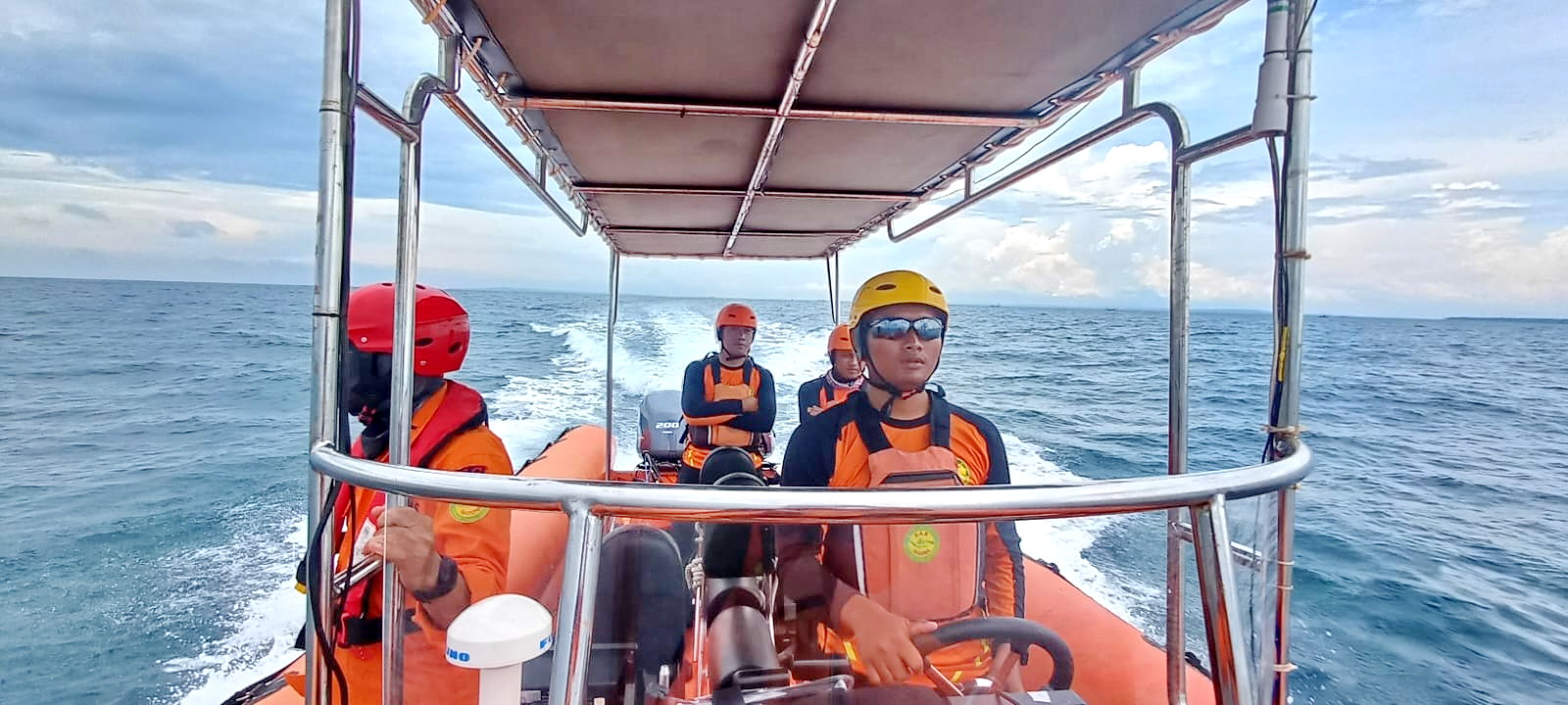 SIAGA: Tim Basarnas melakukan pencarian penumpang KM Sabuk Nusantara 92 yang meloncat dalam pelayaran dari Pulau Kangean ke Pelabuhan Kalianget, Sumenep, Minggu (4/2). (BASARNAS SUMENEP UNTUK JPRM)