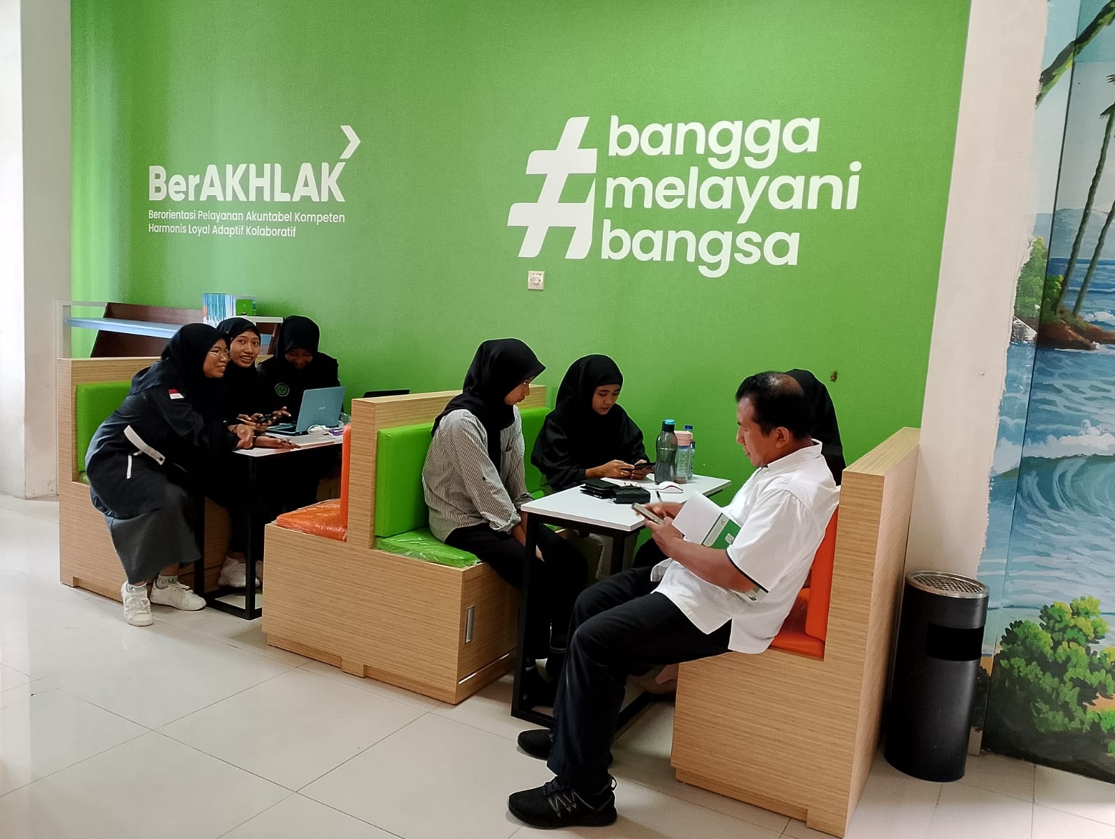 LENGANG: Beberapa warga berada di ruang edukasi BPS Sumenep, Rabu (7/2). (UBAIDILLAHIR RAIE/JPRM)