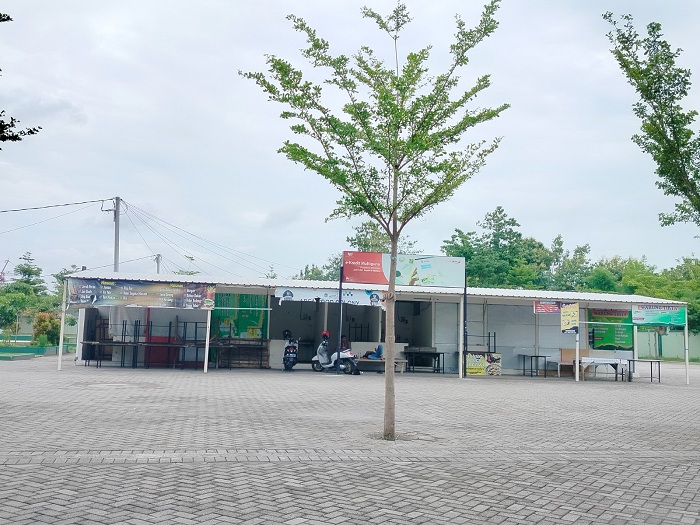 TIDAK ADA KEGIATAN: Dua orang berada di depan kios sentra PKL Food Colony di Jalan Kesehatan, Kelurahan Barurambat Kota, Rabu (7/2). (LAILIYATUN NURIYAH/JPRM)