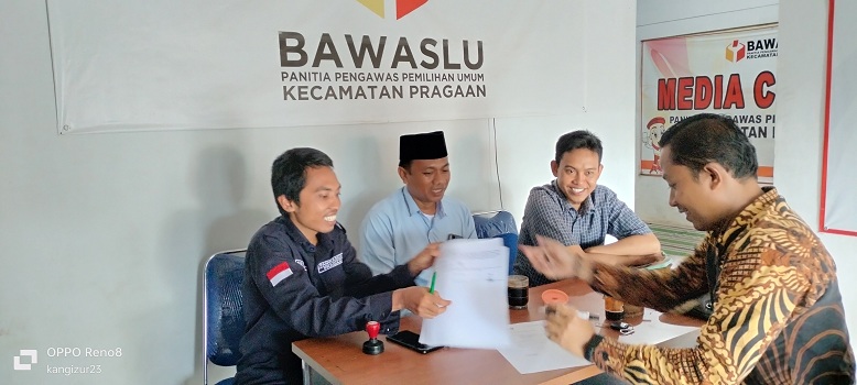 PROSES HUKUM: Marlaf Sucipto melengkapi berkas syarat formal dan materiel laporan dugaan pelanggaran tindak pidana pemilu di kantor Panwascam Pragaan, Selasa (6/2). (MARLAF SUCIPTO UNTUK JPRM)
