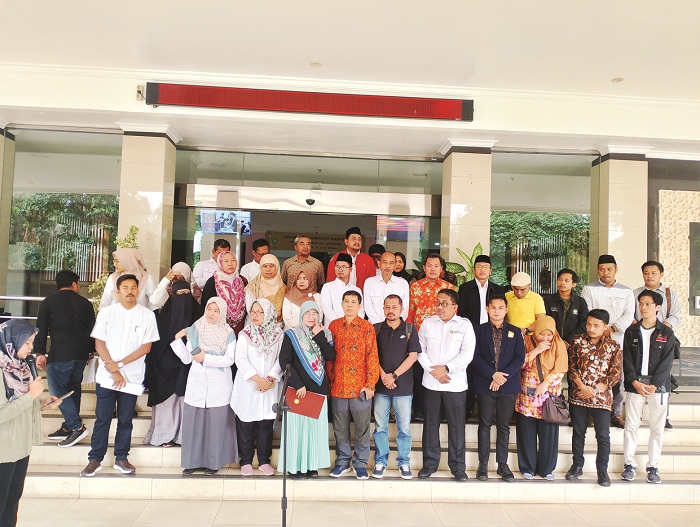 SERUAN MORAL: Dosen FISIB Universitas Trunojoyo Madura (UTM) Sri Hidayati (kiri) memimpin pembacaan maklumat seruan selamatkan demokrasi Indonesia, di gedung rektorat Rabu (7/2). (TAUFIKURRAHMAN/JPRM)