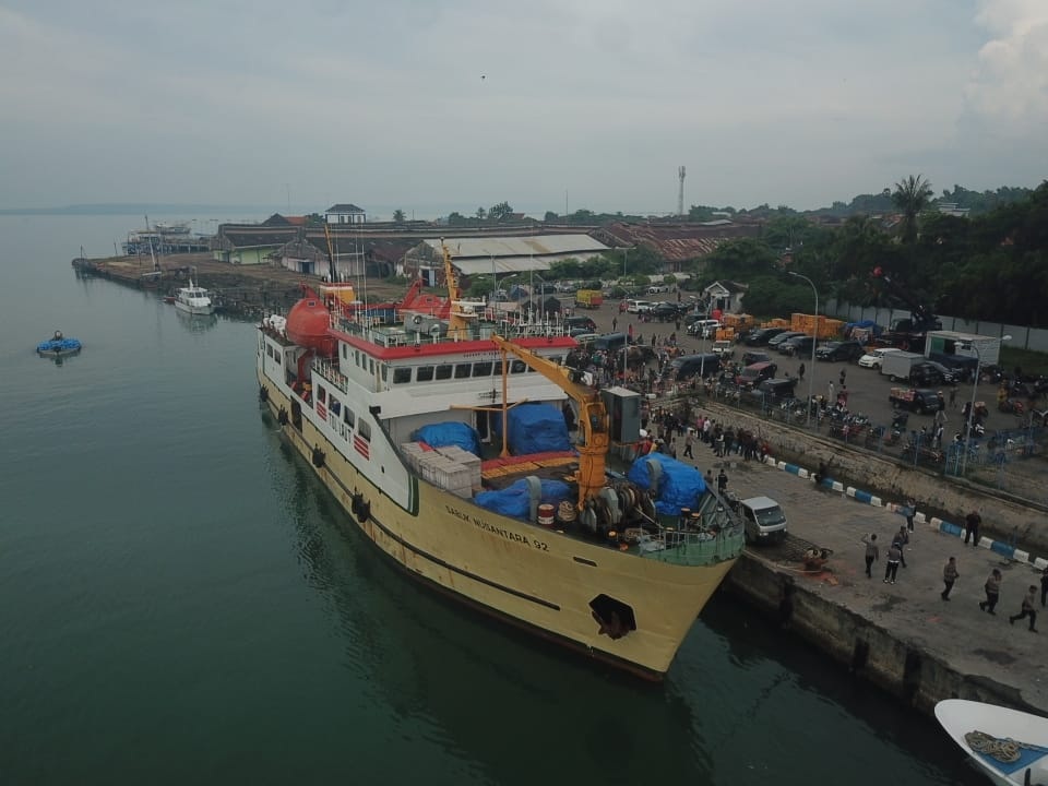 SIAP BERLAYAR: Kapal Sabuk Nusantara 92 bersandar di Pelabuhan Pelindo III di Kecamatan Kalianget pada Sabtu (3/2) pagi. (POLRES SUMENEP UNTUK JPRM)