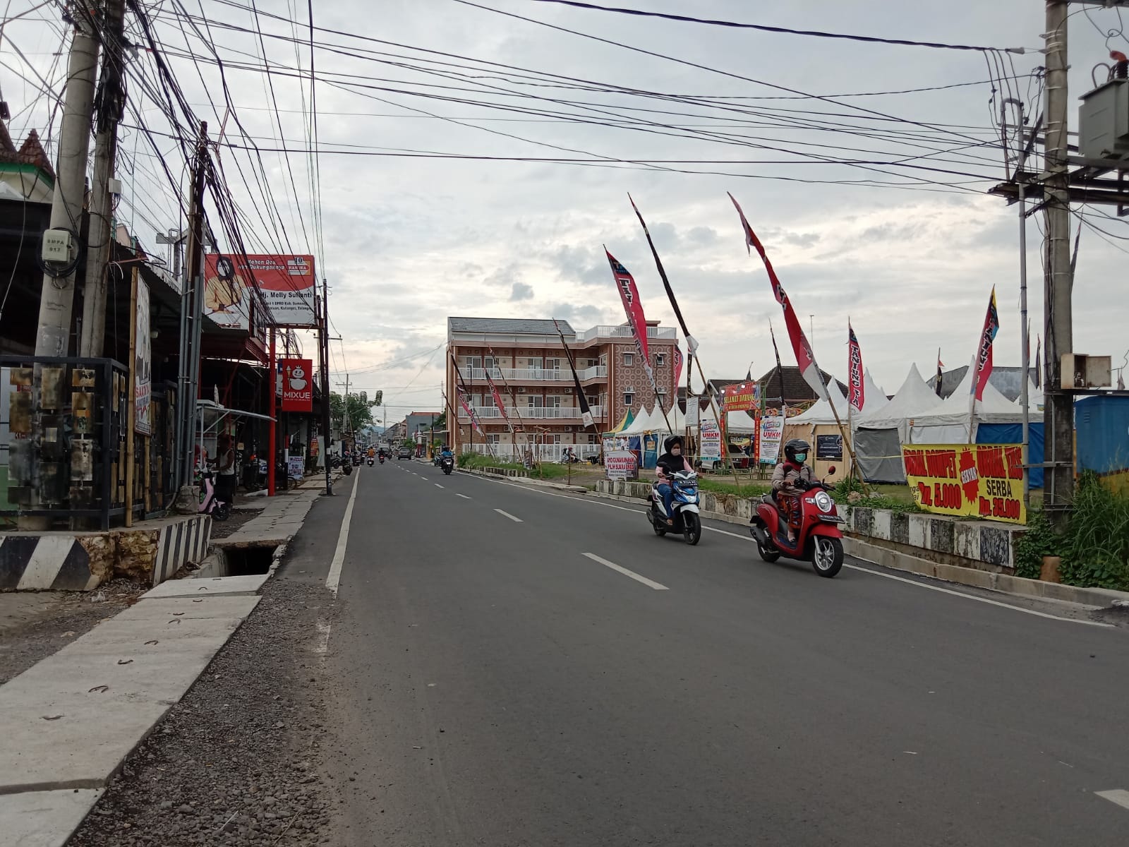 LANCAR: Pengendara bermotor lalu-lalang melintas di Jalan Adirasa Sumenep, Selasa (6/2). (MOHAMMAD ERWIN MAULIDIN M/JPRM)