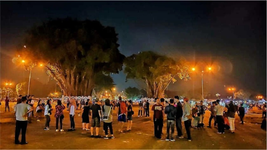Salah satu mitos yang paling terkenal dan menjadi kegiatan favorit bagi pengunjung di Alun-Alun Kidul Yogyakarta adalah Masangin. Tradisi melewati Beringin Kembar dengan mata tertutup. (Nagan Tour)
