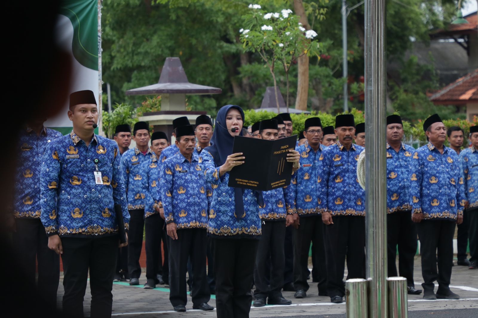 RUTIN: Para pejabat dan aparatur sipil negara (ASN) mengikuti upacara dan apel rutin di lingkungan Pemkab Pamekasan, Senin (5/2). (PROKOPIM UNTUK JPRM)