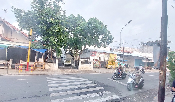 LANCAR: Pengendara melintas di sekitar lampu PJU yang berada di Jalan Jamaluddin, Kota Sampang, Rabu (31/1). (JUNAIDI PONDIYANTO/JPRM)