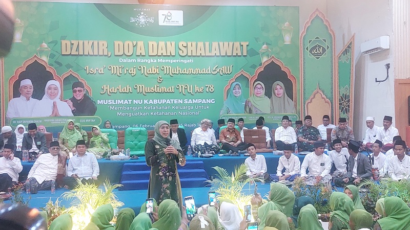 BERKARISMA: Gubernur Jawa Timur Khofifah Indar Parawansa (pegang mik) dalam acara Harlah Ke-78 Muslimat NU di Gedung PKPRI Trunojoyo, Sampang, Selasa (6/2). (JUNAIDI PONDIYANTO/JPRM)