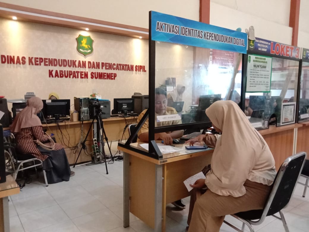ANTRE: Warga sedang mengurus administrasi kependudukan, Kamis (1/2). (MOHAMMAD ERWIN MAULIDIN/JPRM)