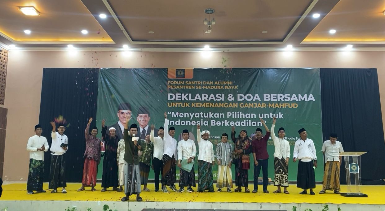 DEKLARASI: Sejumlah perwakilan santri dan alumni pondok pesantren mendoakan Ganjar-Mahfud  menang di Madura, Kamis (8/2).
