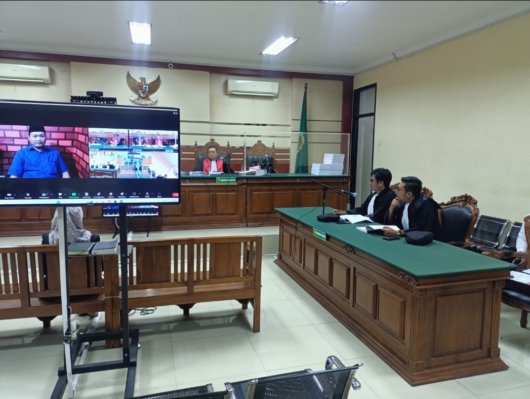 SAMPAIKAN PEMBELAAN: Terdakwa Akh. Amin mengikuti sidang pledoi secara daring atas kasus korupsi BLT DD yang digelar di PN Surabaya, Selasa (6/2).
