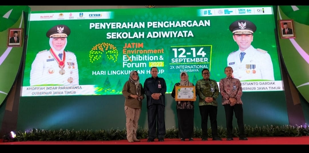 SEKOLAH UNGGULAN: Kepala SMPN 5 Sumenep Sri Indarti Umi Rahayu (tengah) menerima piagam penghargaan sekolah adiwiyata tingkat Provinsi Jawa Timur.