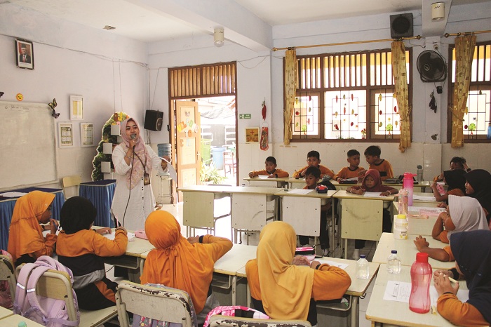 MENDIDIK SEPENUH HATI: Guru Kelas I-A SDN Kemayoran 1 Bangkalan Nur Alifah Hidayati mengajar di kelasnya, Rabu (7/2). (VIVIN AGUSTIN HARTONO/JPRM)