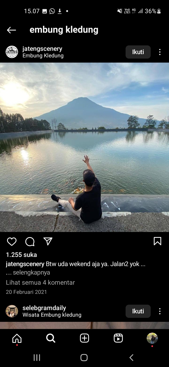 Seorang Wisatawan Laki-laki tengah bergaya untuk mengabadikan momen indahnya di Embung Kledung