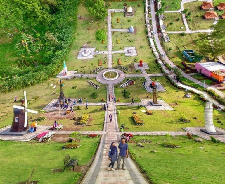 Menikmati berfoto di monomen berbegai negara di The World Landmark Merapi Park