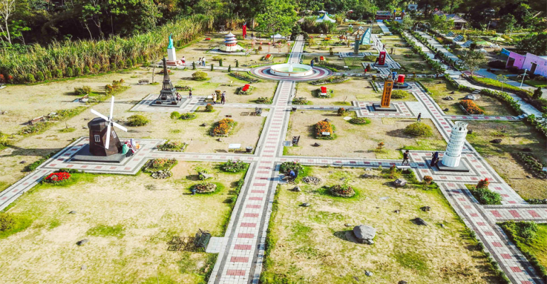 Banyak miniatur monomen bersejarah dunia di sini.