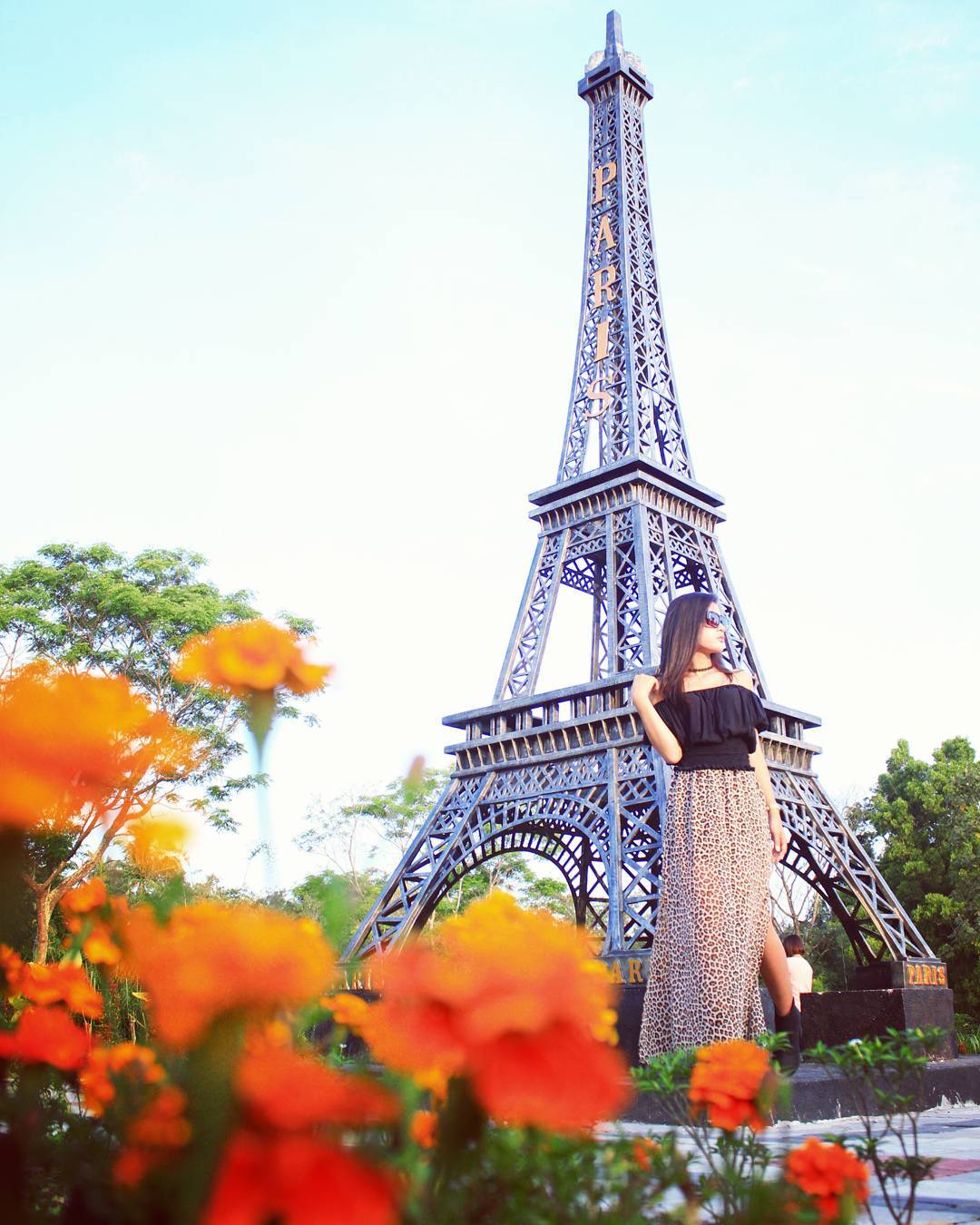 Pengunjung berfoto di dekat menara eifel.