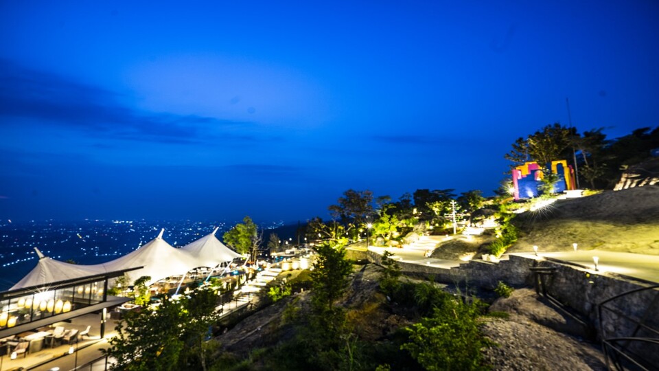 pemandangan memukai malam hari dari wisata Obelix Hills